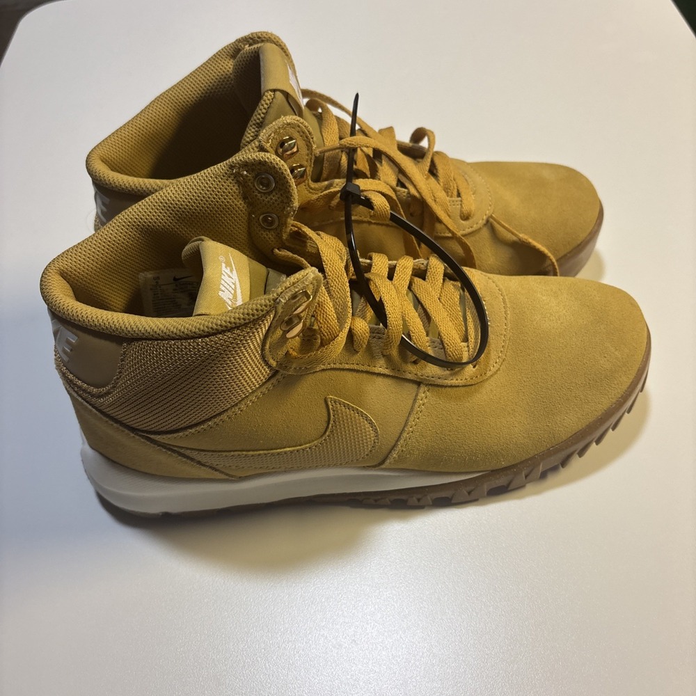 Nike Hooand Suede Boots Size 9 Brand New No Flaws.  "Timbs"